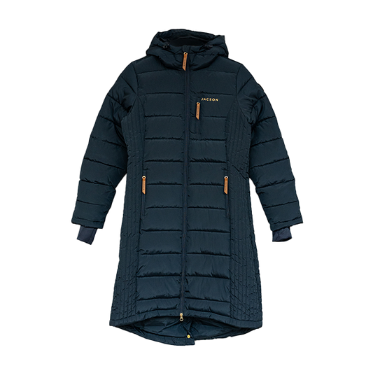 Jacson Molly Kappa Junior är en knälång och figursydd kappa med en stilren design som både passar i stallet och på stan under höst, vinter och vår!