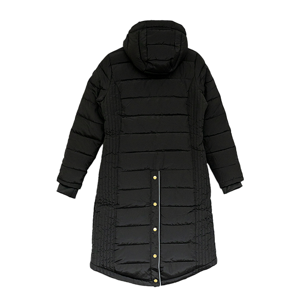 Jacson Molly Kappa är en knälång och figursydd kappa med en stilren design som både passar i stallet och på stan under höst, vinter och vår!