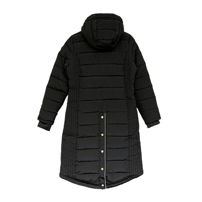 Jacson Molly Kappa Junior är en knälång och figursydd kappa med en stilren design som både passar i stallet och på stan under höst, vinter och vår!