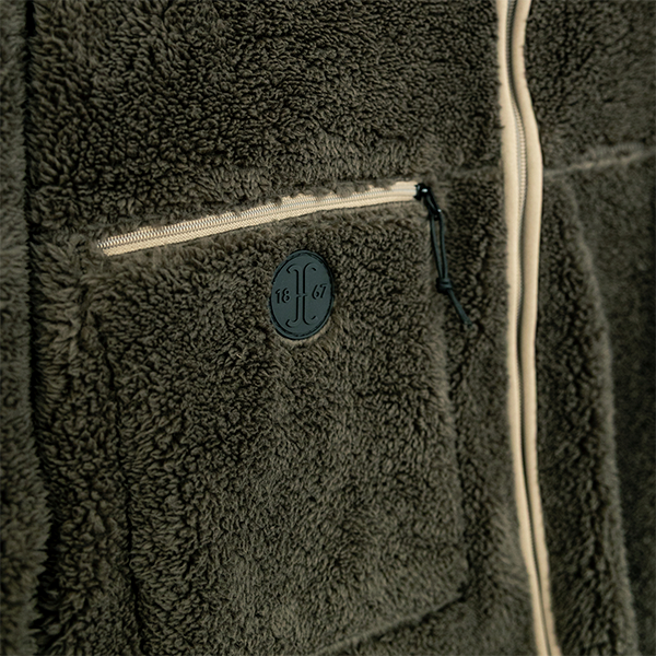 Jacson Nora Teddyjacka är den optimala teddyjackan för dig som vill hålla dig varm, bekväm och stilfull under årets kyligare dagar!