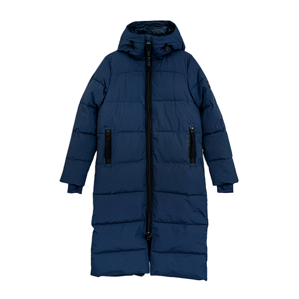 Jacson Sonja Kappa är en hellång och rak kappa med dunliknande syntetfyllning och vattenavvisande egenskaper som passar under höst, vinter och vår!