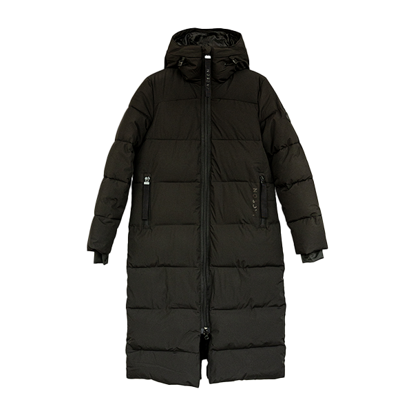 Jacson Sonja Kappa är en hellång och rak kappa med dunliknande syntetfyllning och vattenavvisande egenskaper som passar under höst, vinter och vår!