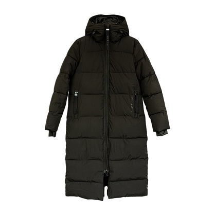 Jacson Sonja Kappa är en hellång och rak kappa med dunliknande syntetfyllning och vattenavvisande egenskaper som passar under höst, vinter och vår!