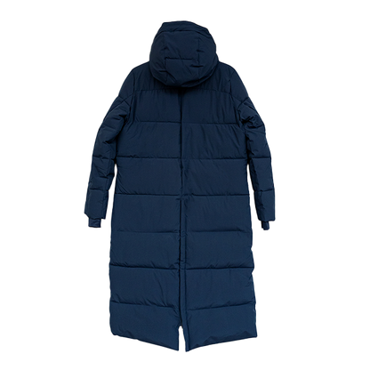 Jacson Sonja Kappa är en hellång och rak kappa med dunliknande syntetfyllning och vattenavvisande egenskaper som passar under höst, vinter och vår!