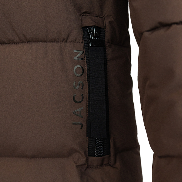 Jacson Sonja Kappa är en hellång och rak kappa med dunliknande syntetfyllning och vattenavvisande egenskaper som passar under höst, vinter och vår!