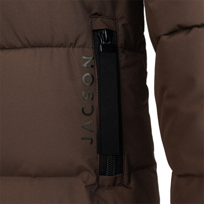 Jacson Sonja Kappa är en hellång och rak kappa med dunliknande syntetfyllning och vattenavvisande egenskaper som passar under höst, vinter och vår!