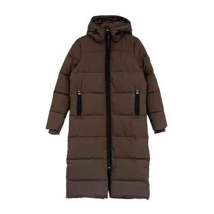 Jacson Sonja Kappa är en hellång och rak kappa med dunliknande syntetfyllning och vattenavvisande egenskaper som passar under höst, vinter och vår!