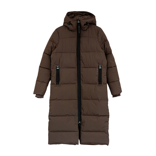 Jacson Sonja Kappa är en hellång och rak kappa med dunliknande syntetfyllning och vattenavvisande egenskaper som passar under höst, vinter och vår!