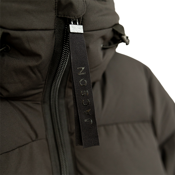 Jacson Sonja Kappa är en hellång och rak kappa med dunliknande syntetfyllning och vattenavvisande egenskaper som passar under höst, vinter och vår!