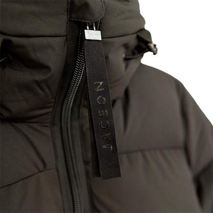 Jacson Sonja Kappa är en hellång och rak kappa med dunliknande syntetfyllning och vattenavvisande egenskaper som passar under höst, vinter och vår!