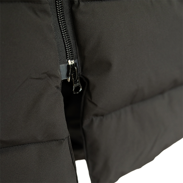 Jacson Sonja Kappa är en hellång och rak kappa med dunliknande syntetfyllning och vattenavvisande egenskaper som passar under höst, vinter och vår!