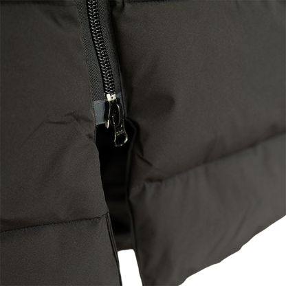 Jacson Sonja Kappa är en hellång och rak kappa med dunliknande syntetfyllning och vattenavvisande egenskaper som passar under höst, vinter och vår!