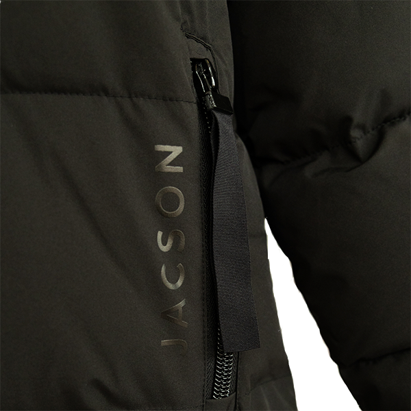 Jacson Sonja Kappa är en hellång och rak kappa med dunliknande syntetfyllning och vattenavvisande egenskaper som passar under höst, vinter och vår!