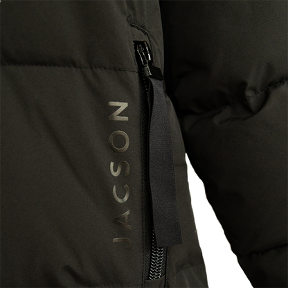 Jacson Sonja Kappa är en hellång och rak kappa med dunliknande syntetfyllning och vattenavvisande egenskaper som passar under höst, vinter och vår!