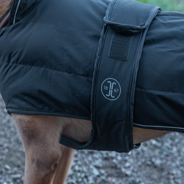 Jacson Sonja Hundtäcke är ett funktionellt och stilrent vinterhundtäcke som ger din hund optimal värme, komfort och skydd under kalla och blöta dagar!