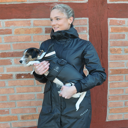 Jacson Barbro hundtäcke är till din fyrbenta följeslagare som förtjänar det bästa, och Jacsons vattentäta hundtäcke är precis det!