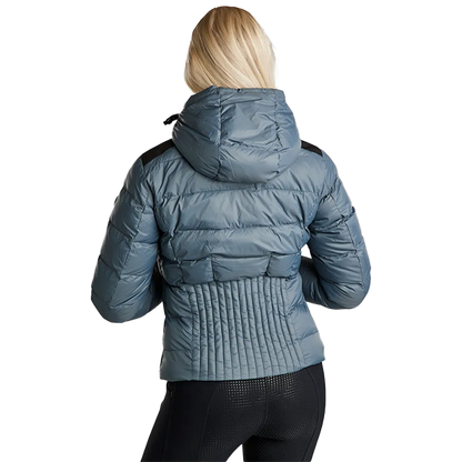 Montar Moathena Short Jacket är en del av Montars exklusiva refined kollektion som kombinerar elegant design med hög funktionalitet!
