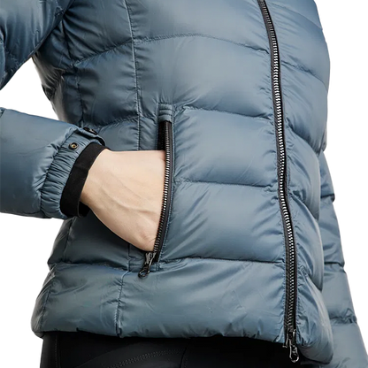 Montar Moathena Short Jacket är en del av Montars exklusiva refined kollektion som kombinerar elegant design med hög funktionalitet!