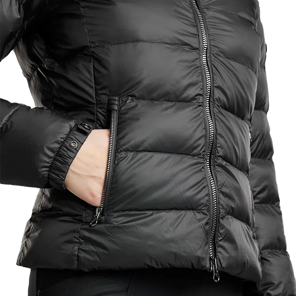 Montar Moathena Short Jacket är en del av Montars exklusiva refined kollektion som kombinerar elegant design med hög funktionalitet!