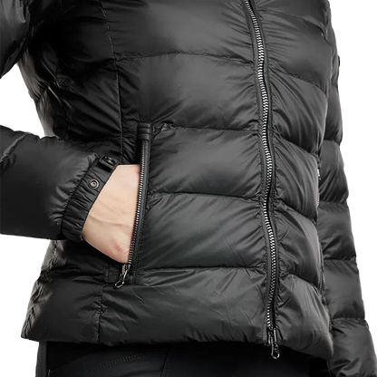 Montar Moathena Short Jacket är en del av Montars exklusiva refined kollektion som kombinerar elegant design med hög funktionalitet!