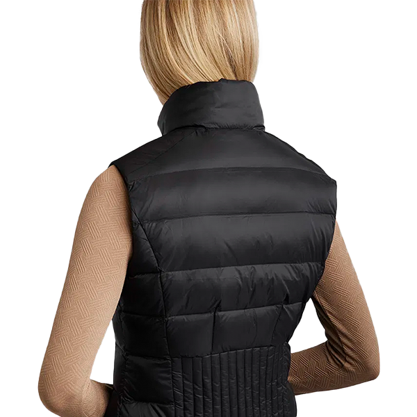 Montar Moathena Bodywarmer är en exklusiv väst som är designad för att framhäva din figur med en skräddarsydd passform som elegant markerar midjan.