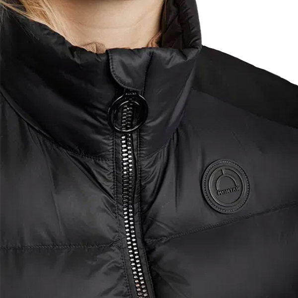 Montar Moathena Bodywarmer är en exklusiv väst som är designad för att framhäva din figur med en skräddarsydd passform som elegant markerar midjan.