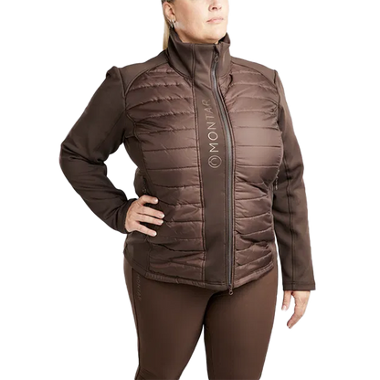 Montar Emma Quilt Jacket Curve är den perfekta jackan för stallet! Materialet är smuts- och vattenavvisande samt fukttransporterande.