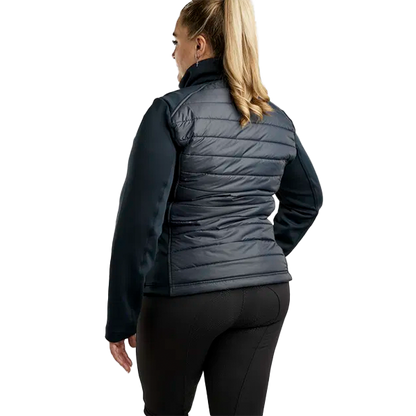 Montar Emma Quilt Jacket Curve är den perfekta jackan för stallet! Materialet är smuts- och vattenavvisande samt fukttransporterande.