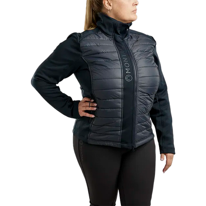 Montar Emma Quilt Jacket Curve är den perfekta jackan för stallet! Materialet är smuts- och vattenavvisande samt fukttransporterande.