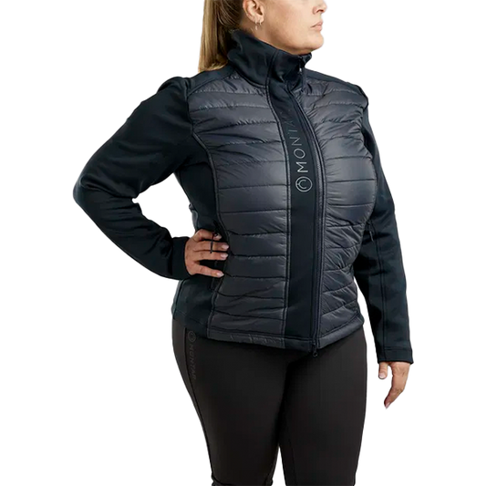 Montar Emma Quilt Jacket Curve är den perfekta jackan för stallet! Materialet är smuts- och vattenavvisande samt fukttransporterande.