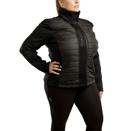 Montar Emma Quilt Jacket Curve är den perfekta jackan för stallet! Materialet är smuts- och vattenavvisande samt fukttransporterande.