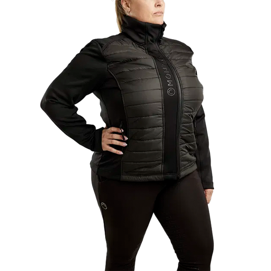 Montar Emma Quilt Jacket Curve är den perfekta jackan för stallet! Materialet är smuts- och vattenavvisande samt fukttransporterande.