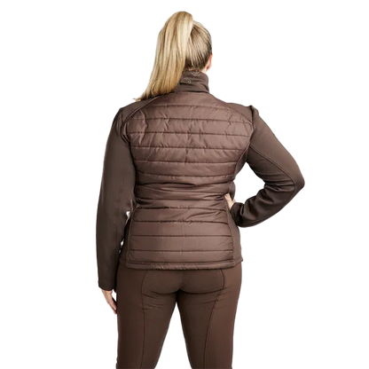 Montar Emma Quilt Jacket Curve är den perfekta jackan för stallet! Materialet är smuts- och vattenavvisande samt fukttransporterande.