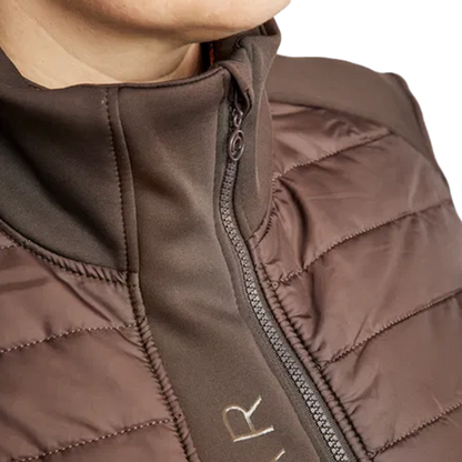 Montar Emma Quilt Jacket Curve är den perfekta jackan för stallet! Materialet är smuts- och vattenavvisande samt fukttransporterande.