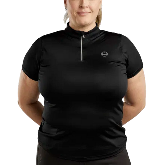 Montar Everly Kortärmad Polotröja Curve är en den perfekta pikétröjan för träning med korta ärmar som kombinerar stil och funktion på rätt sätt!