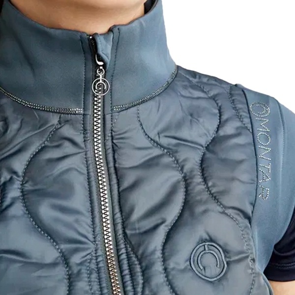 Montar MoMary Bodywarmer är designad för ryttaren som söker en mångsidig och elegant väst som kombinerar stil, komfort och funktionalitet!