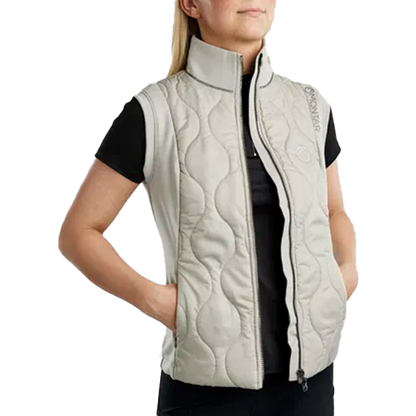 Montar MoMary Bodywarmer är designad för ryttaren som söker en mångsidig och elegant väst som kombinerar stil, komfort och funktionalitet!