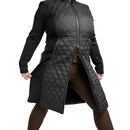 Montar MoQuinn Hybrid Jacket Curve är en lång quiltad jacka som är designad för både stallarbete och ridning! Optimal komfort i alla väderförhållanden!