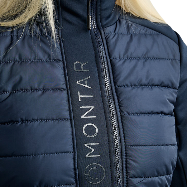 Montar Emma Jacka är en lång version av vår bästsäljare Emma Quilt jackan, som är en elegant och funktionell ridjacka som kombinerar stil och komfort!