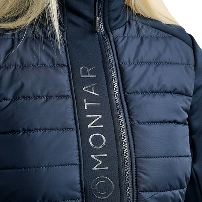 Montar Emma Jacka är en lång version av vår bästsäljare Emma Quilt jackan, som är en elegant och funktionell ridjacka som kombinerar stil och komfort!