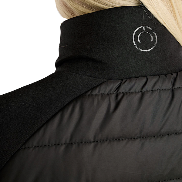 Montar Emma Jacka är en lång version av vår bästsäljare Emma Quilt jackan, som är en elegant och funktionell ridjacka som kombinerar stil och komfort!