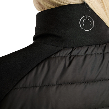 Montar Emma Jacka är en lång version av vår bästsäljare Emma Quilt jackan, som är en elegant och funktionell ridjacka som kombinerar stil och komfort!