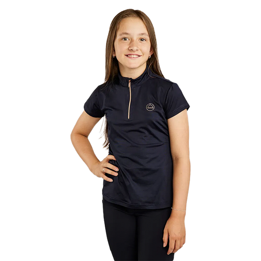 Montar Everly Kortärmad Junior Polotröja är en ryttarpolo i ett funktionellt mon-tech tyg för juniorer med roséguldfärgade detaljer.