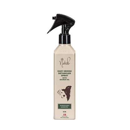 Nathalie Easy Groom Detangler Spray är en sprej som gör pälsen lätt att reda ut! Sprejen innehåller ricinolja, vilket tillför fukt och glans till pälsen!