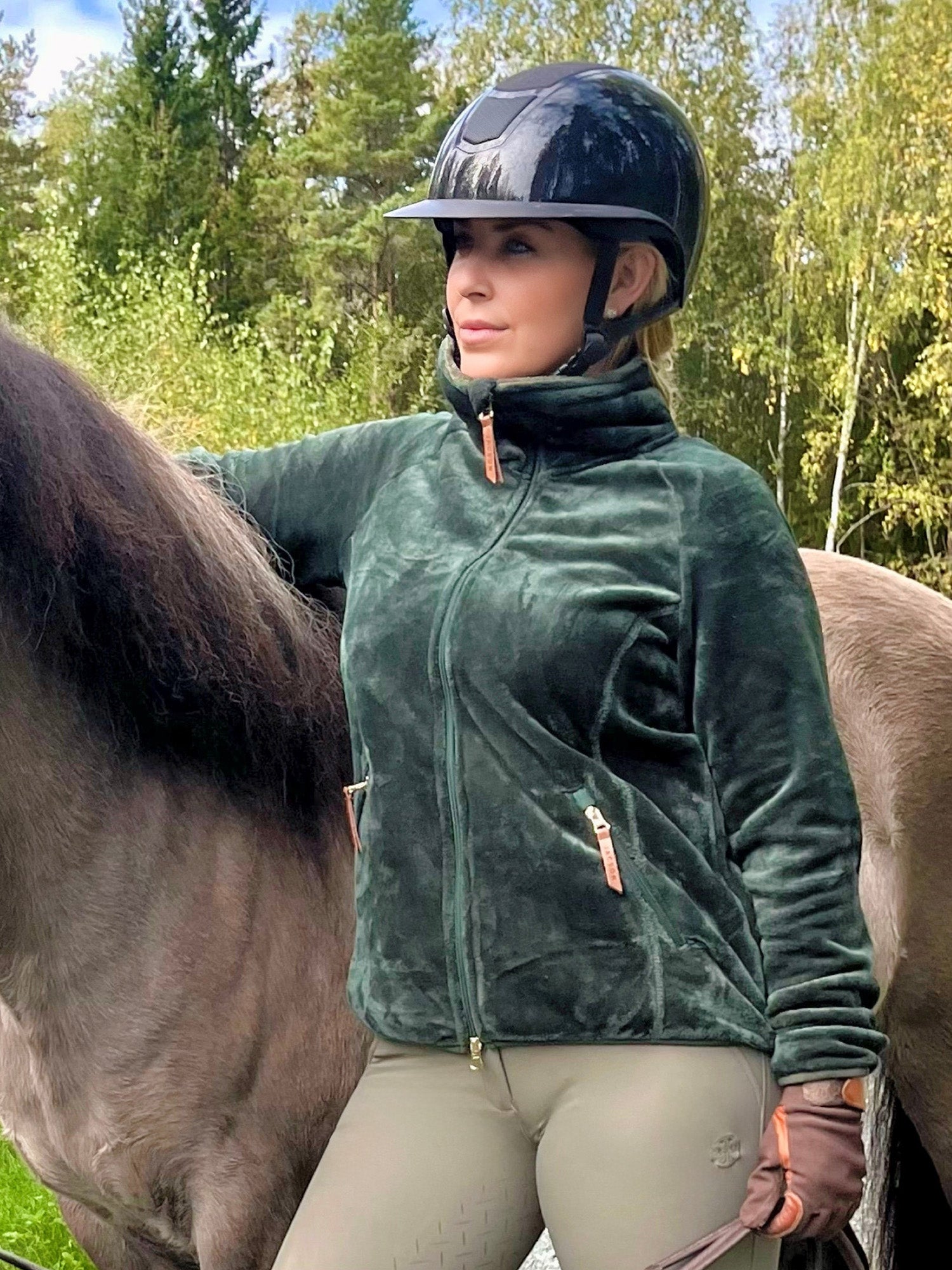 Jacson Dagmar Softpilejacka är en storfavorit från Jacson i mjuk softpile! Dagmar jackan är varm och skön för de kallare dagarna i stallet.