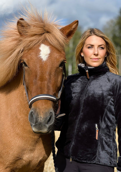 Jacson Dagmar Softpilejacka är en storfavorit från Jacson i mjuk softpile! Dagmar jackan är varm och skön för de kallare dagarna i stallet.