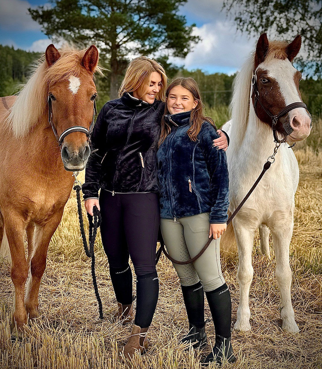 Jacson Dagmar Softpilejacka Junior är en storfavorit från Jacson i mjuk softpile! Dagmar jackan är varm och skön för de kallare dagarna i stallet.
