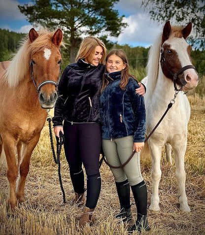 Jacson Dagmar Softpilejacka Junior är en storfavorit från Jacson i mjuk softpile! Dagmar jackan är varm och skön för de kallare dagarna i stallet.