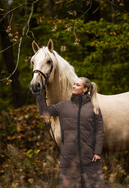 Jacson Sonja Kappa är en hellång och rak kappa med dunliknande syntetfyllning och vattenavvisande egenskaper som passar under höst, vinter och vår!