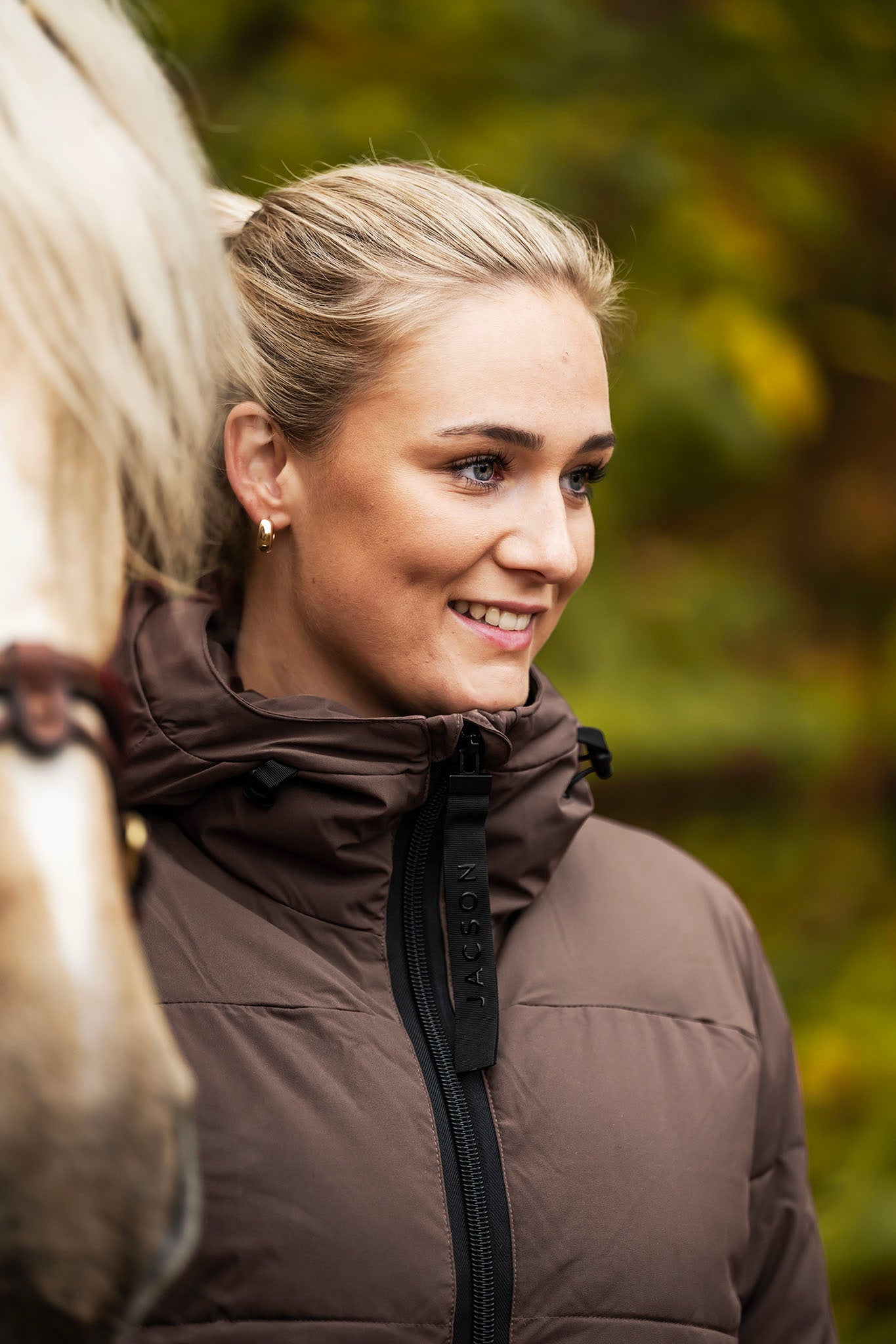 Jacson Sonja Kappa är en hellång och rak kappa med dunliknande syntetfyllning och vattenavvisande egenskaper som passar under höst, vinter och vår!